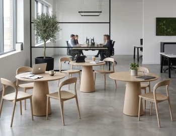 Circa Round Table 85 Mia Chair Natural