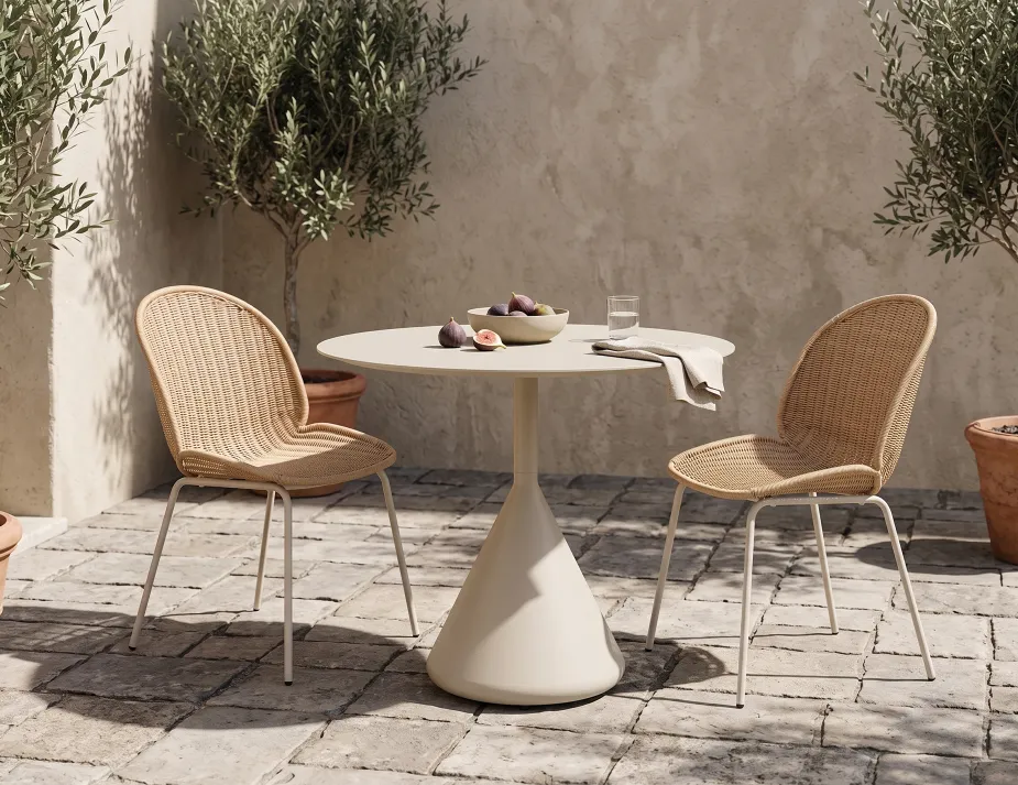 Round Courtyard Dining Table