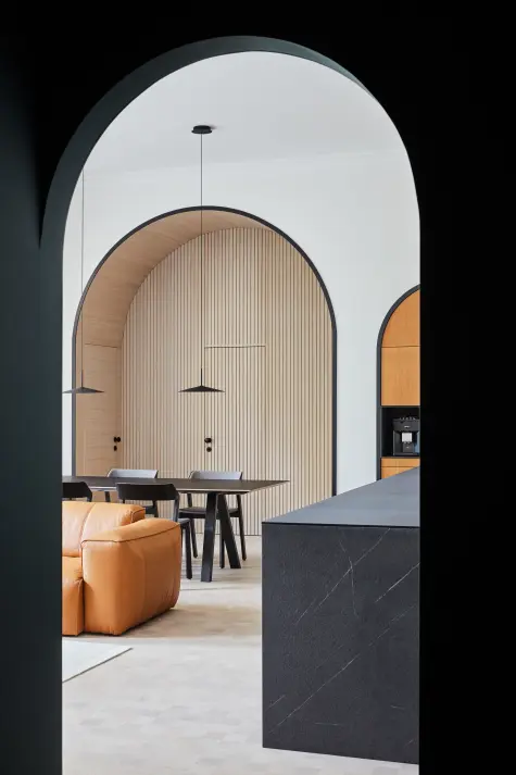 Elegantly furnished dining room