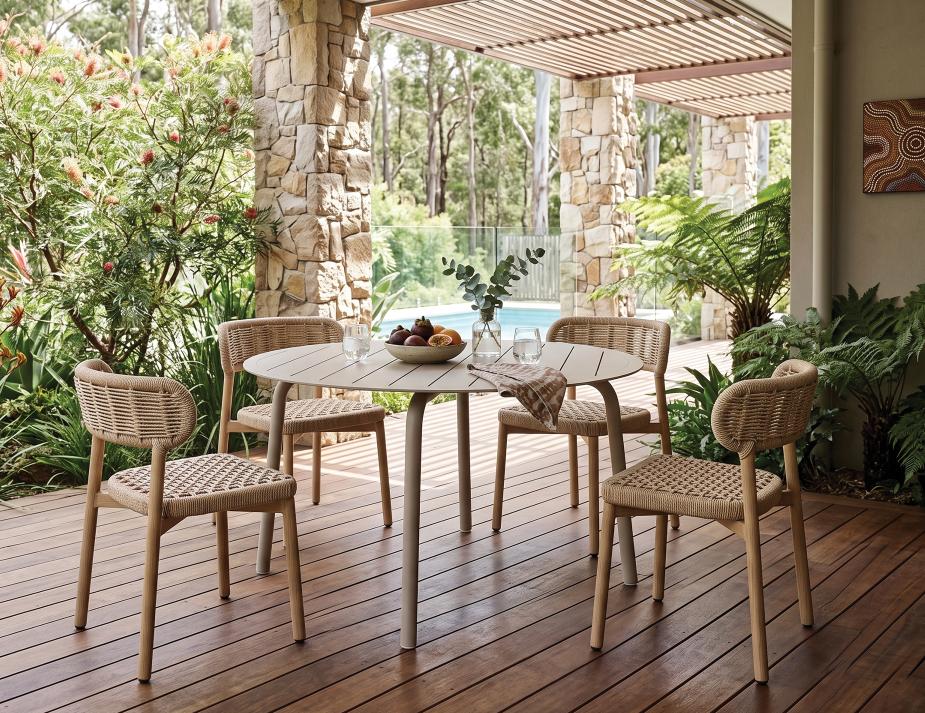 Round Roku Table Maya Chairs